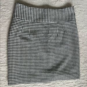 Banana Republic Mini Houndstooth Wool blend mini skirt - size 12 (fits small)